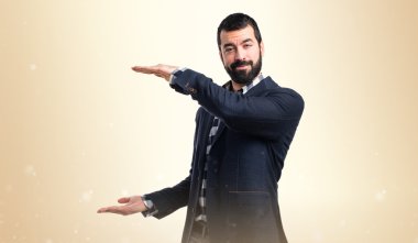 Yakışıklı adam bir şey tutan