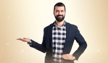 Yakışıklı adam bir şey tutan