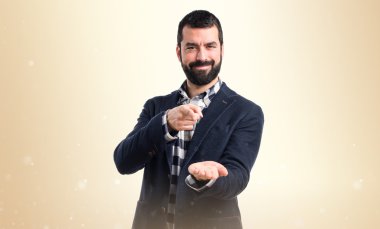 Yakışıklı adam bir şey tutan