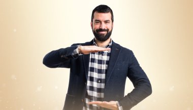 Yakışıklı adam bir şey tutan