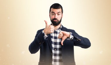 Yakışıklı adam iyi-kötü işaret yapma