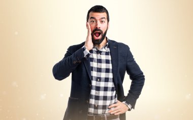 Sürpriz bir jest yapan yakışıklı erkek