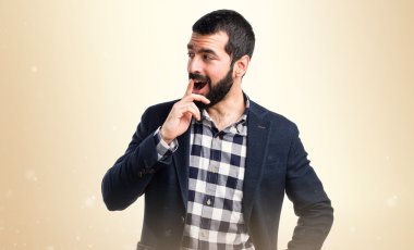 Sürpriz bir jest yapan yakışıklı erkek