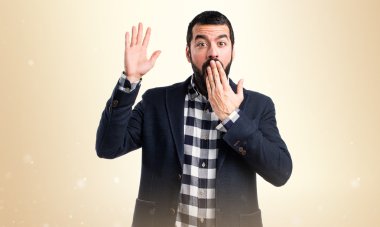 Sürpriz bir jest yapan yakışıklı erkek