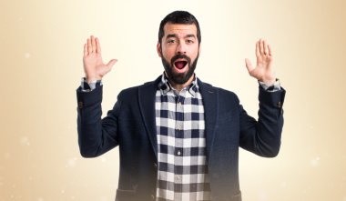 Sürpriz bir jest yapan yakışıklı erkek