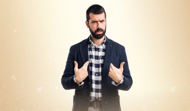 Sürpriz bir jest yapan yakışıklı erkek