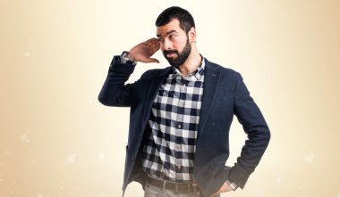 Yakışıklı adam bir şey dinleme