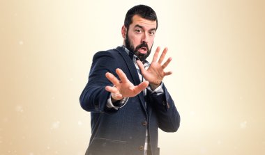 yakışıklı bir adam yapma dur işareti