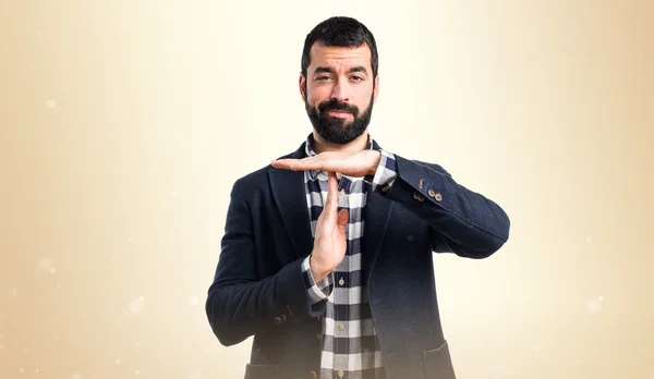 Bonito homem fazendo tempo fora gesto — Fotografia de Stock