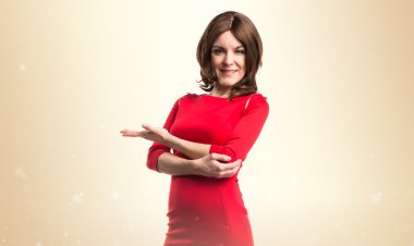 Esmer kadın bir şey sunmak