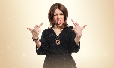 Boynuz jest yapma kadın