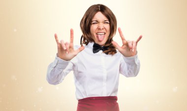 Garson boynuz jest yapma