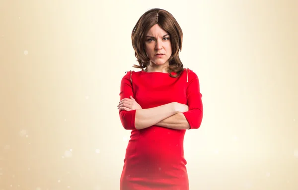Vrouw met rode jurk met haar gekruiste armen — Stockfoto