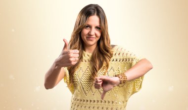 Güzel kız iyi-kötü işaret yapma