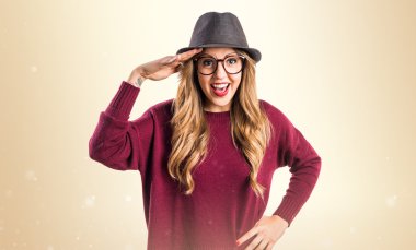 Hipster genç kız sürpriz jest yapıyor