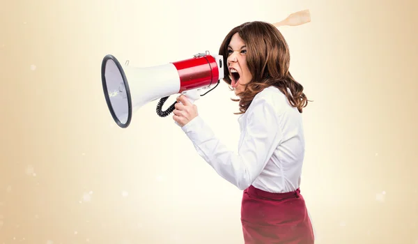 Serveerster schreeuwen door megafoon — Stockfoto