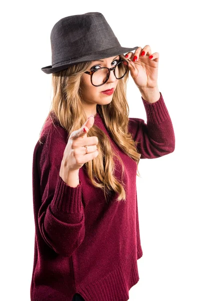 Hipster giovane ragazza che punta verso il fronte — Foto Stock