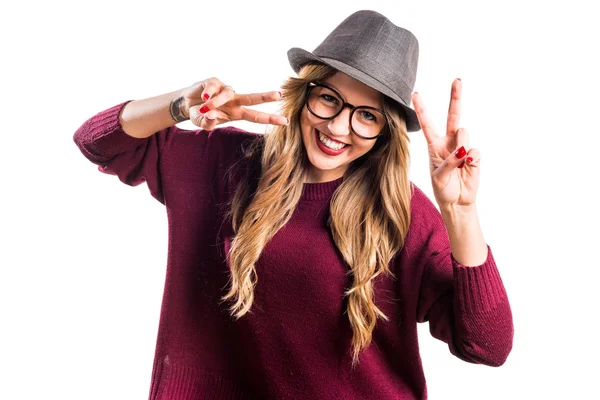 Hipster mladá dívka dělá gesto vítězství — Stock fotografie