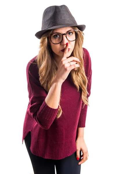 Jong meisje hipster stilte gebaar maken — Stockfoto