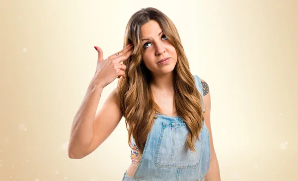 Menina bonita em shorts jumper fazendo gesto de suicídio — Fotografia de Stock