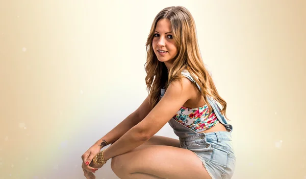 Menina bonita em shorts jumper — Fotografia de Stock