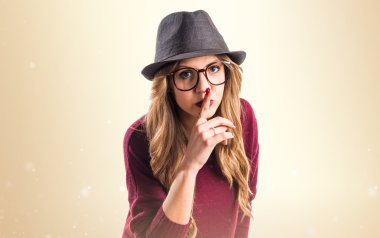 Hipster genç kız sessizlik jest yapma