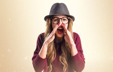 Hipster genç kız bağırarak