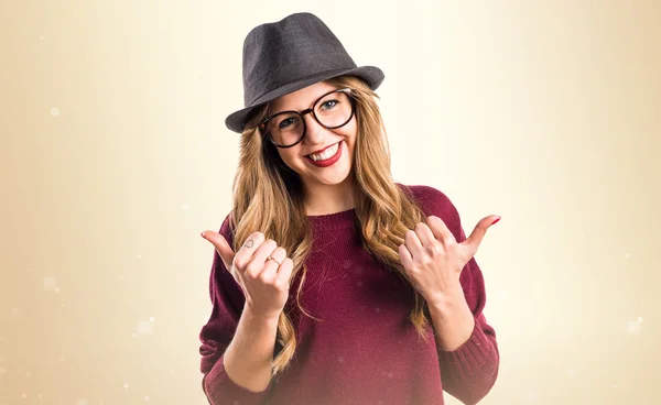 Hipster chica joven con el pulgar hacia arriba —  Fotos de Stock