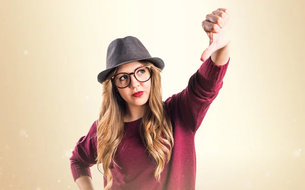 Hipster young girl doing bad signal — Stock Photo, Image