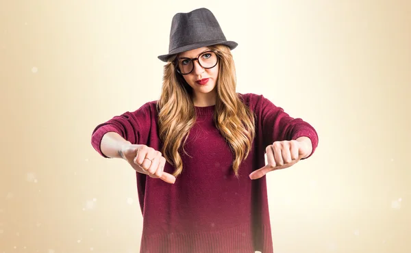 Hipster young girl doing bad signal — Stock Photo, Image