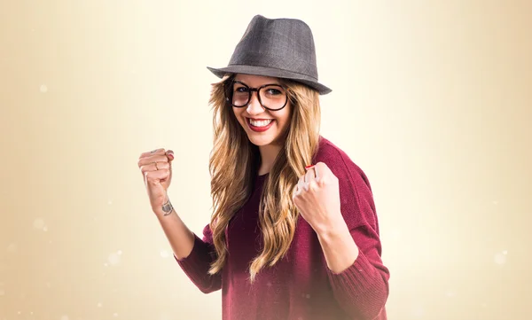 Lucky hipster ung flicka — Stockfoto