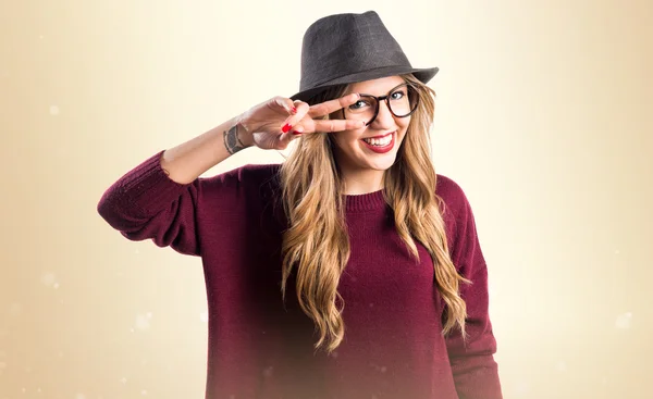 Hipster mladá dívka dělá gesto vítězství — Stock fotografie