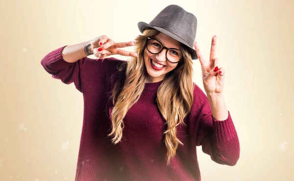 Hipster junges Mädchen macht Siegesgeste — Stockfoto