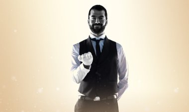 Bir şey tutan lüks garson