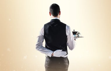 Bir tepsi tutarak lüks garson