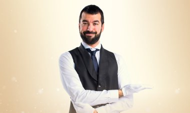 Bir şey sunan lüks garson