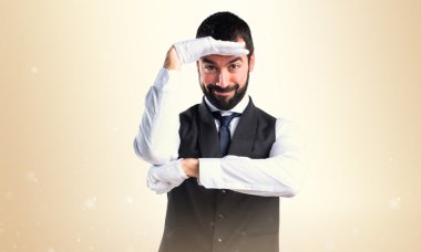 Bir şey gösterilen lüks garson