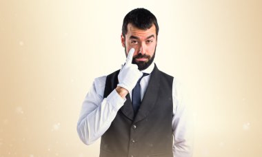 Bir şey gösterilen lüks garson