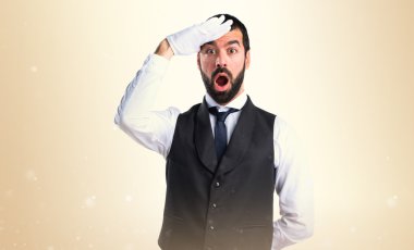 Bir şey gösterilen lüks garson