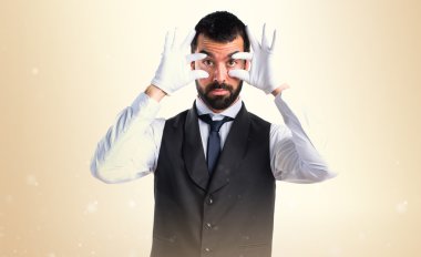 Bir şey gösterilen lüks garson