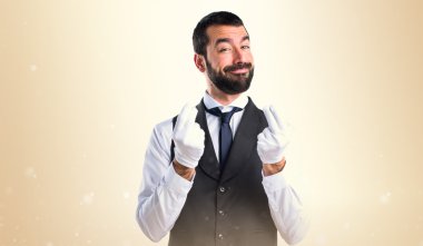 Lüks garson bir para hareketi yapıyor