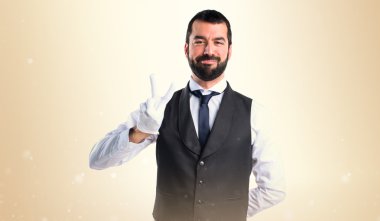 Lüks garson zafer jest yapıyor