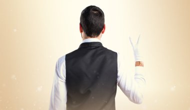 Lüks garson zafer jest yapıyor