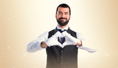 Lüks garson elleri ile bir kalp yapma