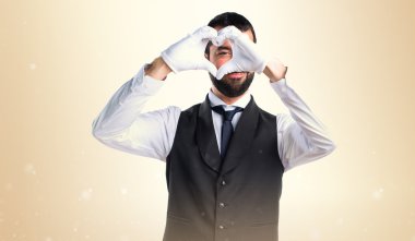 Lüks garson elleri ile bir kalp yapma