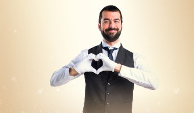 Lüks garson elleri ile bir kalp yapma