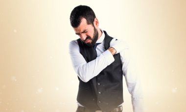 Lüks garson omuz ağrısı ile