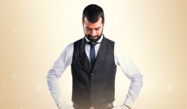 Lüks garson aşağı bakıyor