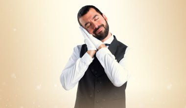 Lüks garson uyku jest yapıyor