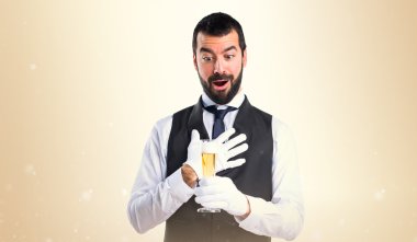 Lüks garson sürpriz jest yapıyor şampanya ile